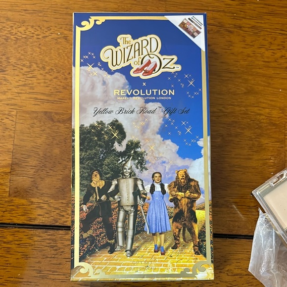 The Wizard of Oz Gift Set. Revolution x The Wizard of Oz Eyeshadow Palette. - Picture 3 of 10